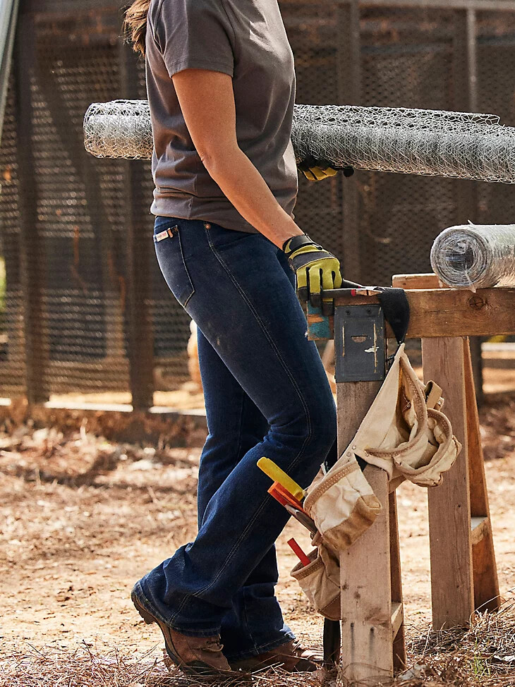 vaqueros de trabajo wrangler riggs workwear bootcut para mujer color piedra claro