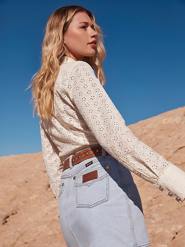 camisa con broches de perlas wrangler x yellow rose de kendra scott cloud dancer