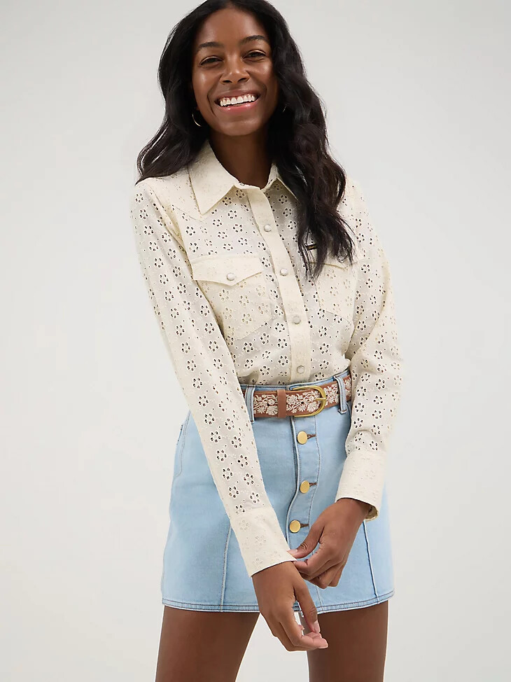camisa con broches de perlas wrangler x yellow rose de kendra scott cloud dancer