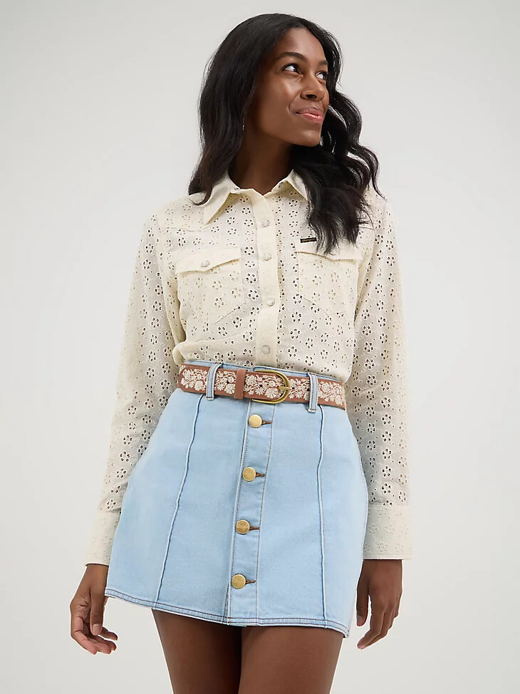 camisa con broches de perlas wrangler x yellow rose de kendra scott cloud dancer
