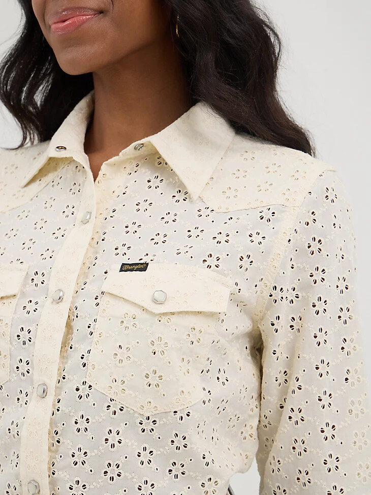 camisa con broches de perlas wrangler x yellow rose de kendra scott cloud dancer