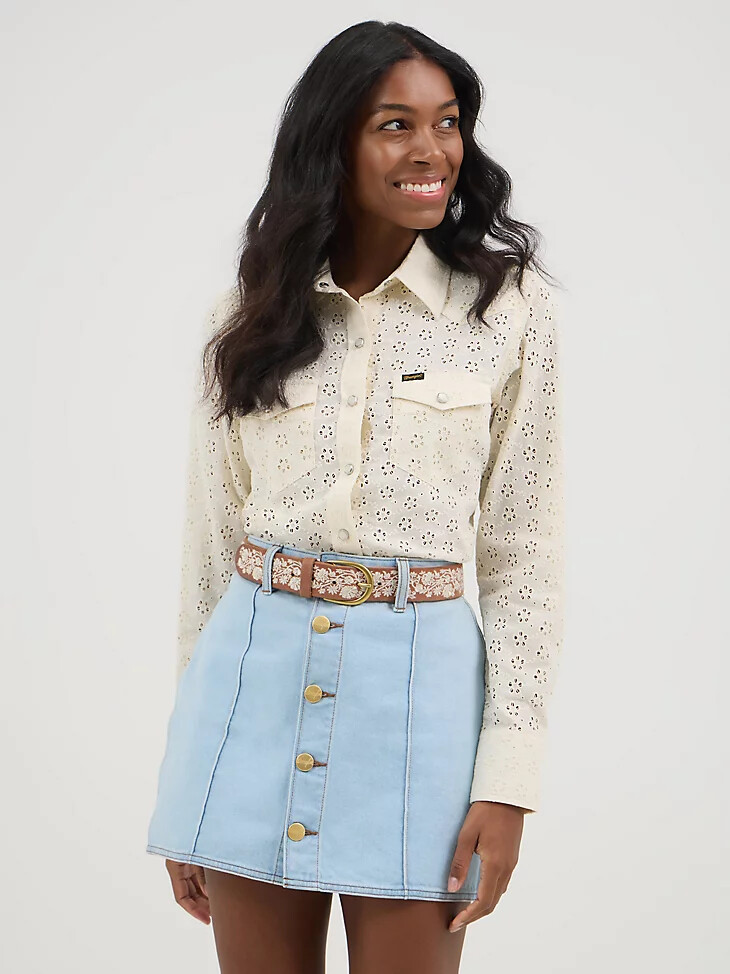 camisa con broches de perlas wrangler x yellow rose de kendra scott cloud dancer