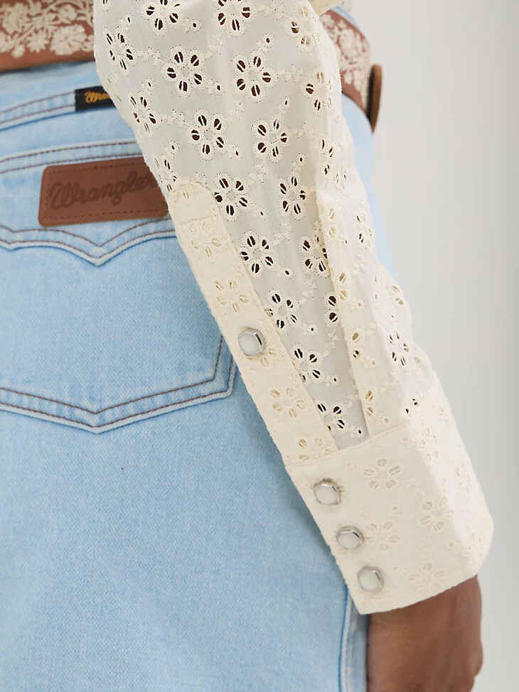 camisa con broches de perlas wrangler x yellow rose de kendra scott cloud dancer