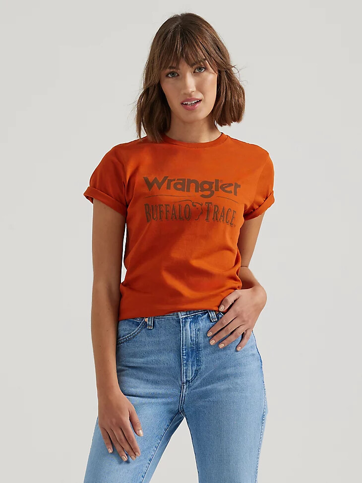 camiseta con el logotipo de wrangler x buffalo trace para mujer distillers red