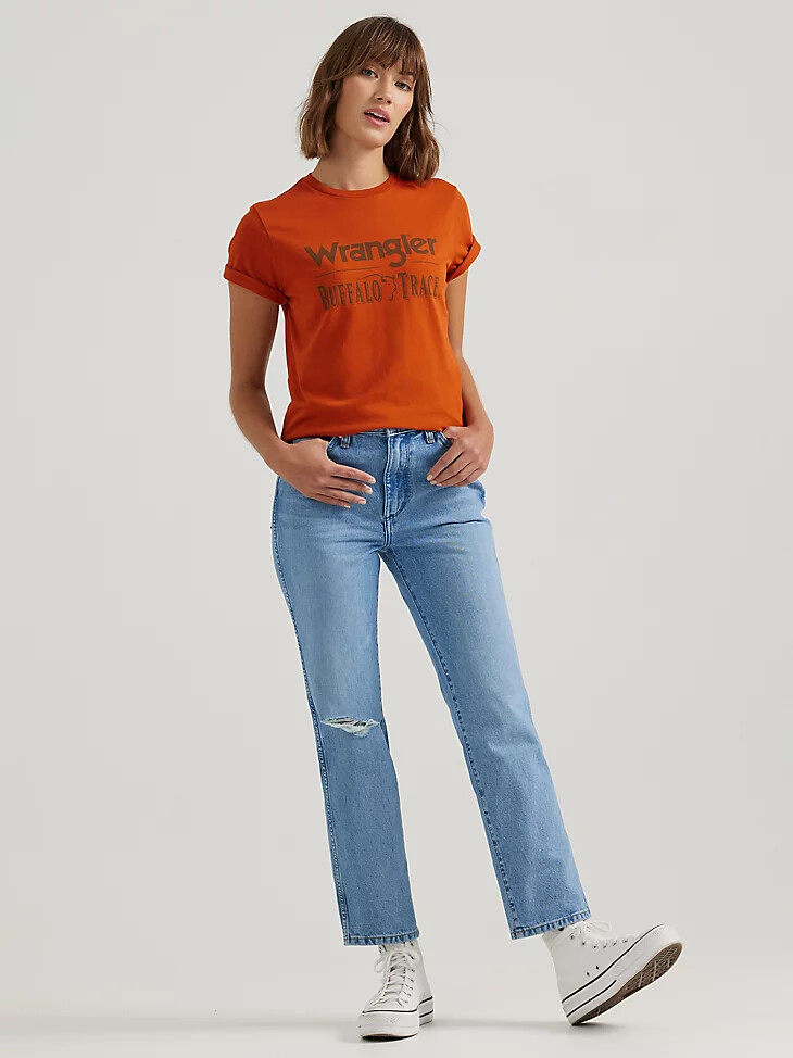 camiseta con el logotipo de wrangler x buffalo trace para mujer distillers red