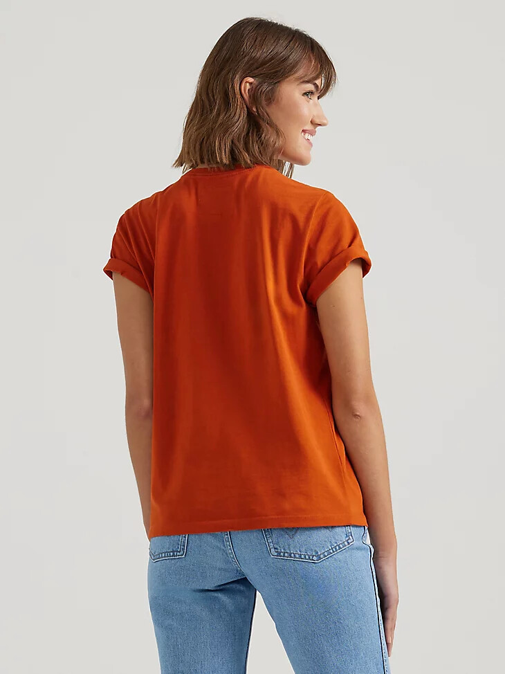camiseta con el logotipo de wrangler x buffalo trace para mujer distillers red