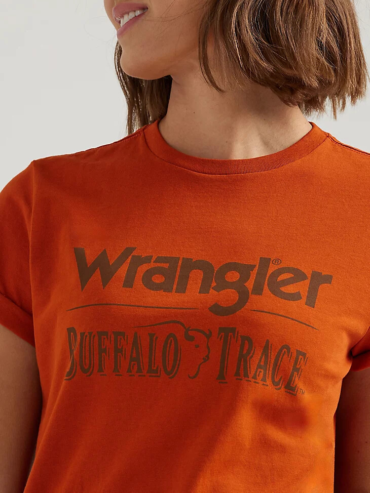 camiseta con el logotipo de wrangler x buffalo trace para mujer distillers red