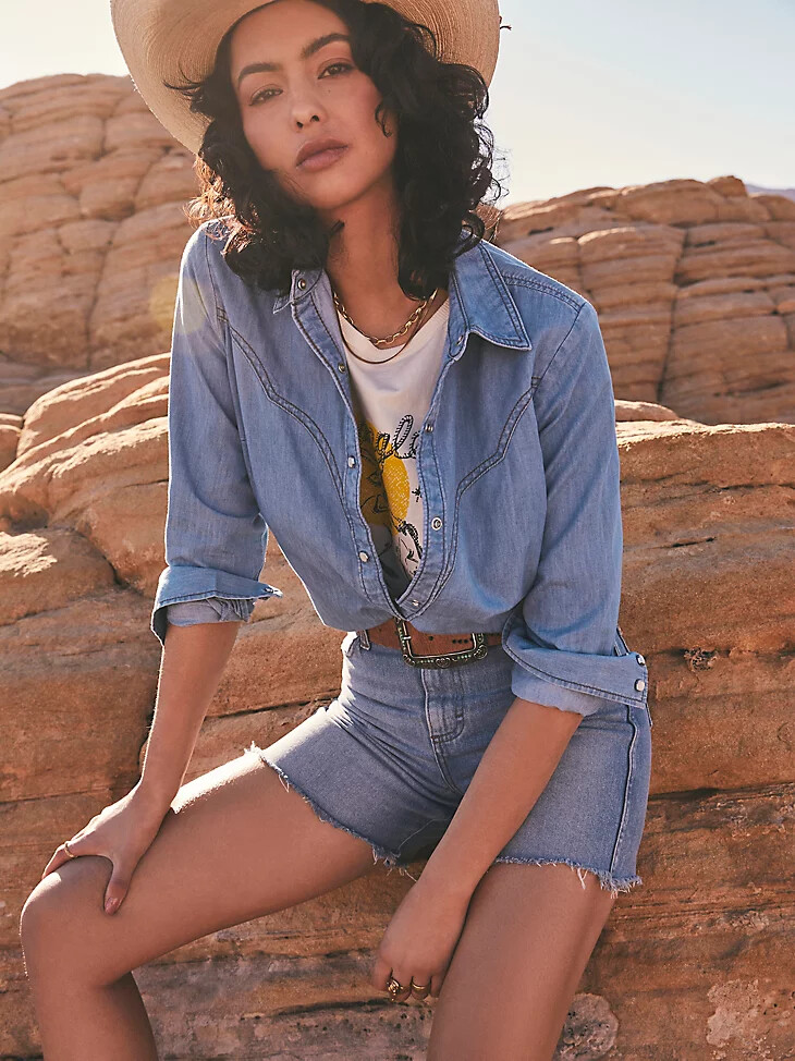 camisa vaquera wrangler x yellow rose by kendra scott con lavado medio