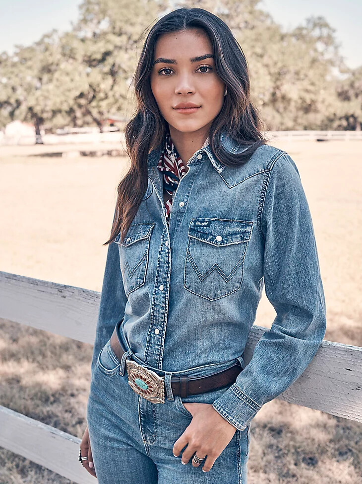 camisa vaquera clásica wrangler ajustada con broches estilo western para mujer lavado medio