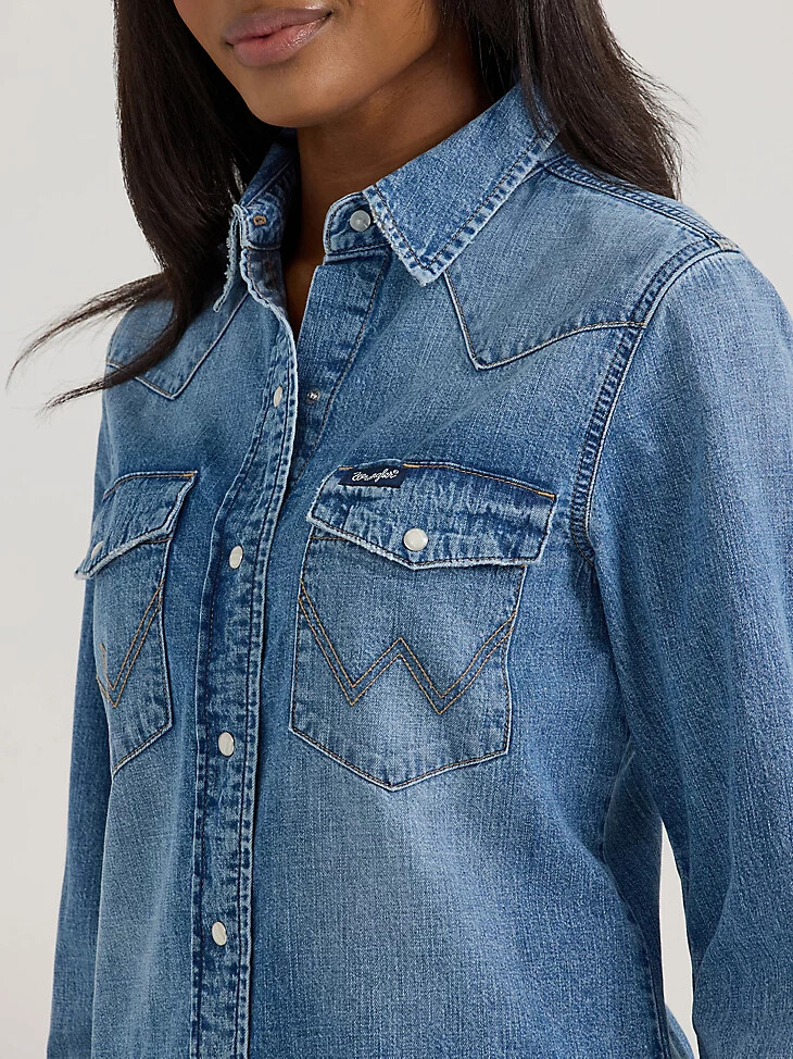camisa vaquera clásica wrangler ajustada con broches estilo western para mujer lavado medio