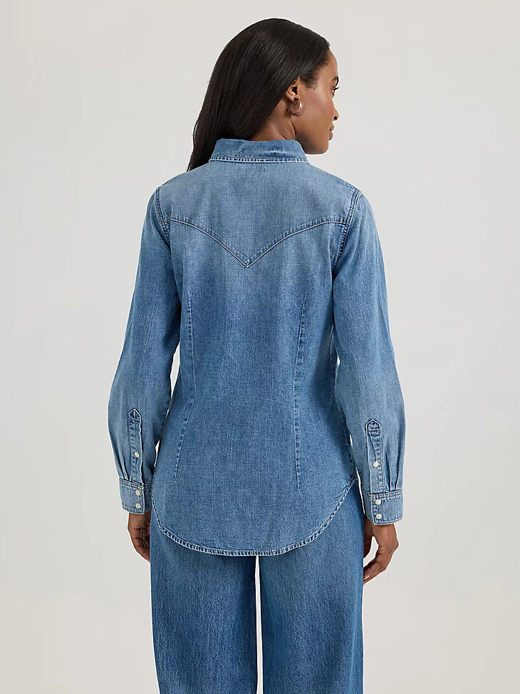 camisa vaquera clásica wrangler ajustada con broches estilo western para mujer lavado medio