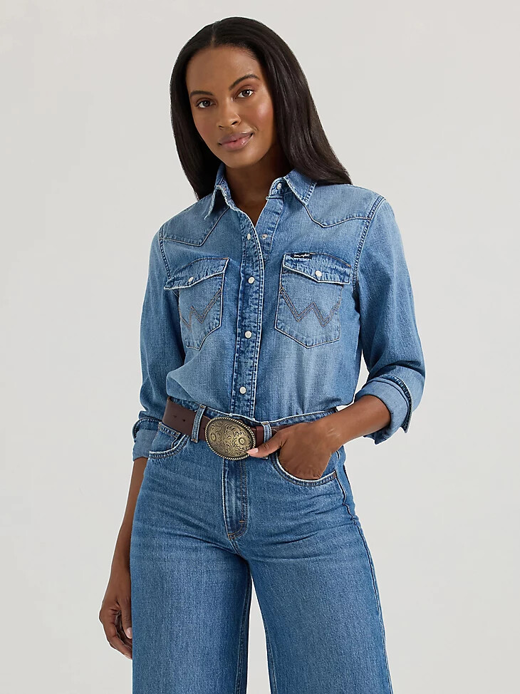 camisa vaquera clásica wrangler ajustada con broches estilo western para mujer lavado medio