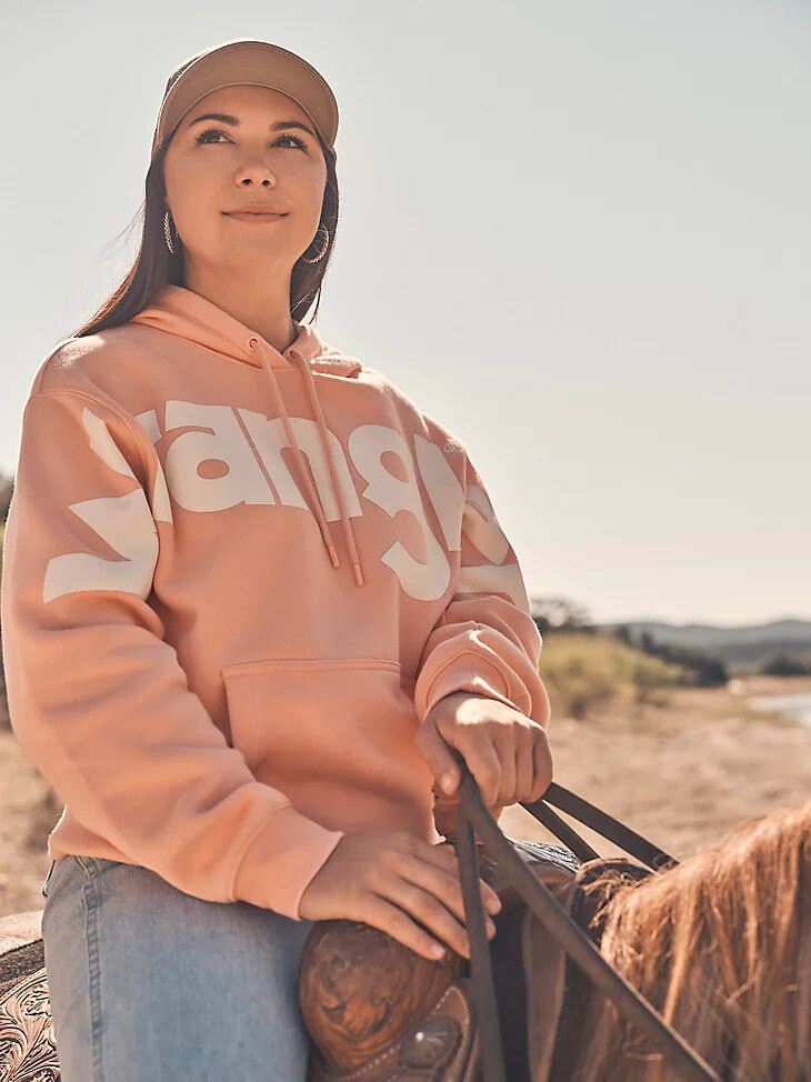 sudadera con capucha wrangler con logotipo llamativo para mujer color rosa burbuja