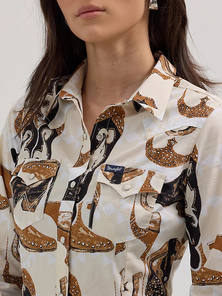 camisa vaquera ajustada con broches saddle up para mujer con estampado de botas
