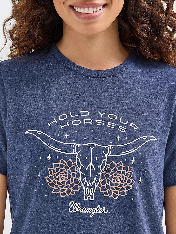 camiseta de mujer con calavera de buey y flores estilo azul marino