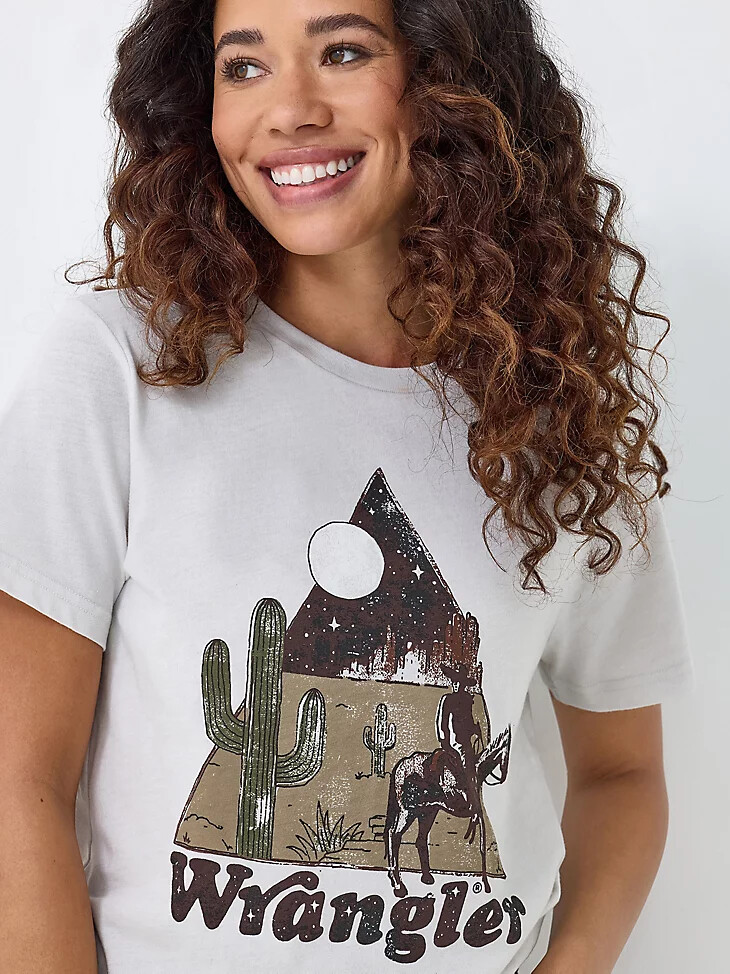 camiseta gráfica de aventura en el desierto para mujer lunar rock