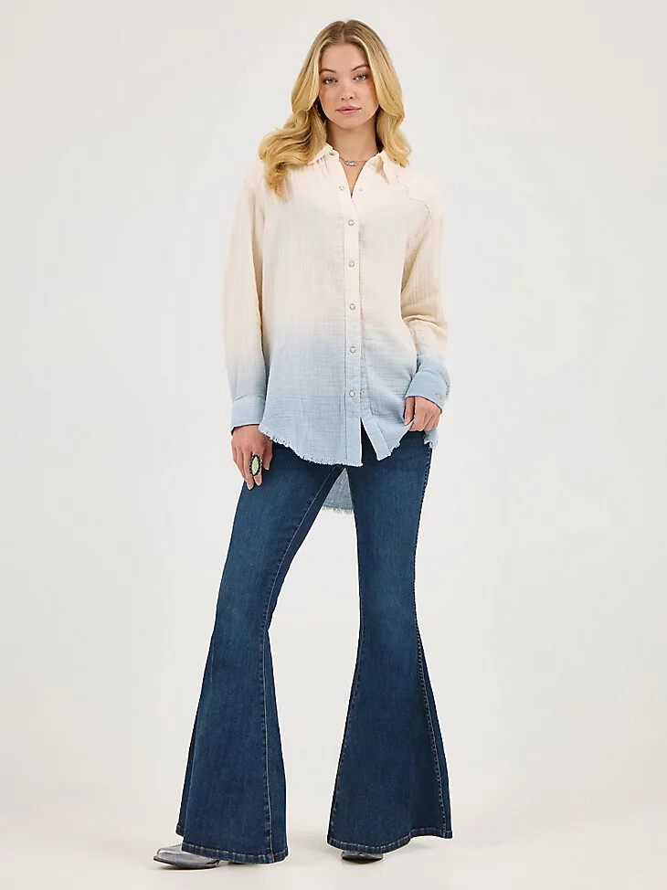 camisa vaquera con broches de presión wrangler x lainey wilson gauzy dip-dye teñida por inmersión