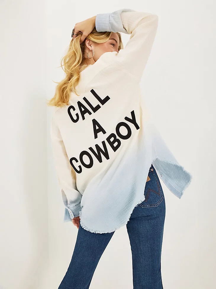 camisa vaquera con broches de presión wrangler x lainey wilson gauzy dip-dye teñida por inmersión