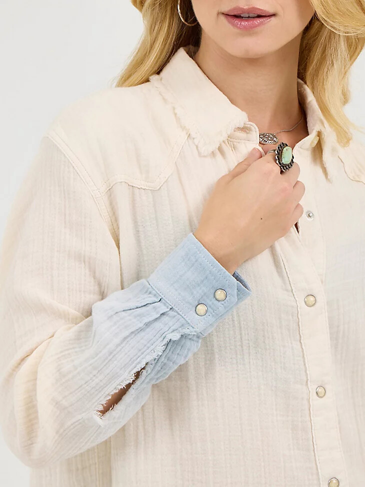 camisa vaquera con broches de presión wrangler x lainey wilson gauzy dip-dye teñida por inmersión