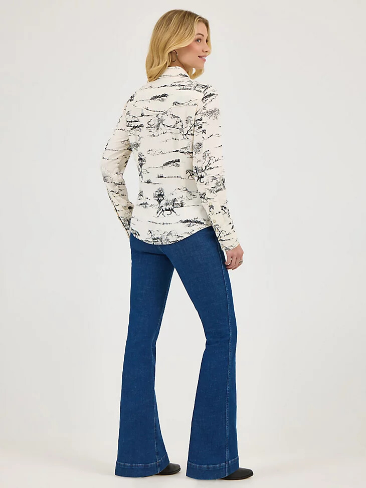 camisa con broches estilo western de wrangler x lainey wilson con estampado paisajístico
