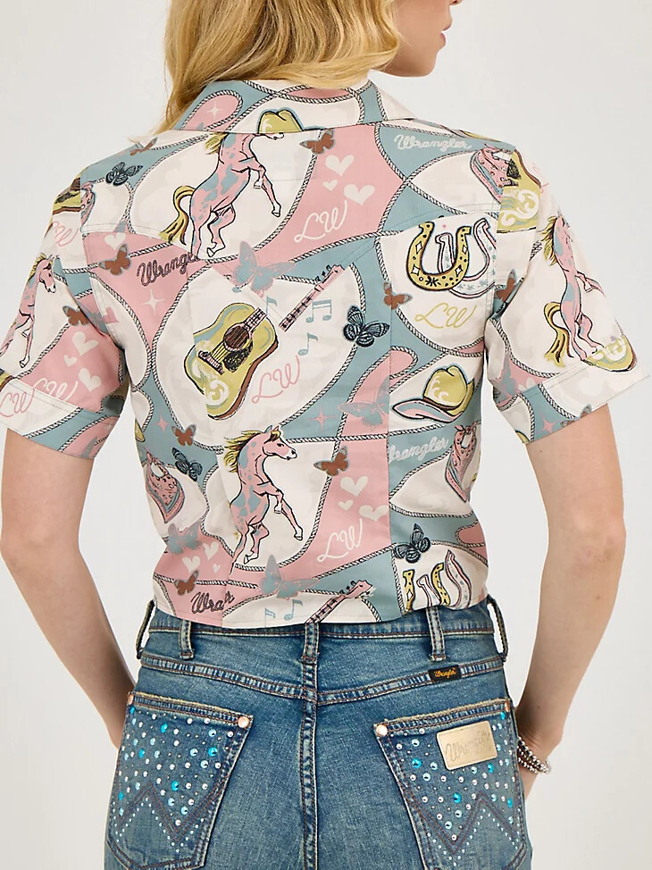 camisa de campamento con lazo frontal de wrangler x lainey wilson con estampado de semental salvaje