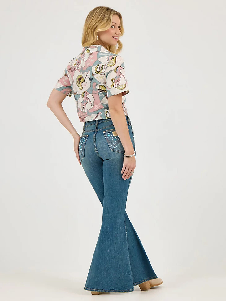 camisa de campamento con lazo frontal de wrangler x lainey wilson con estampado de semental salvaje