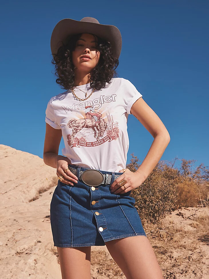 camiseta gráfica wrangler x yellow rose de kendra scott en blanco brillante