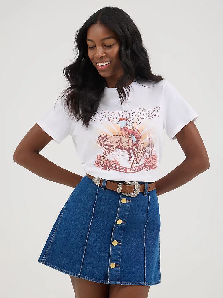 camiseta gráfica wrangler x yellow rose de kendra scott en blanco brillante
