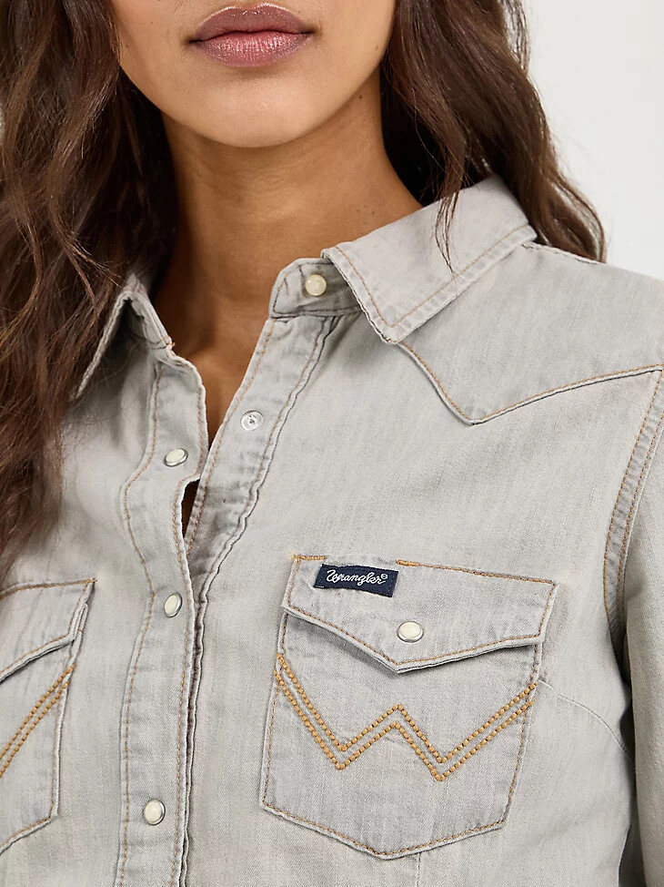 camisa vaquera de manga larga con cierre a presión estilo western para mujer con costuras en los bolsillos color gris
